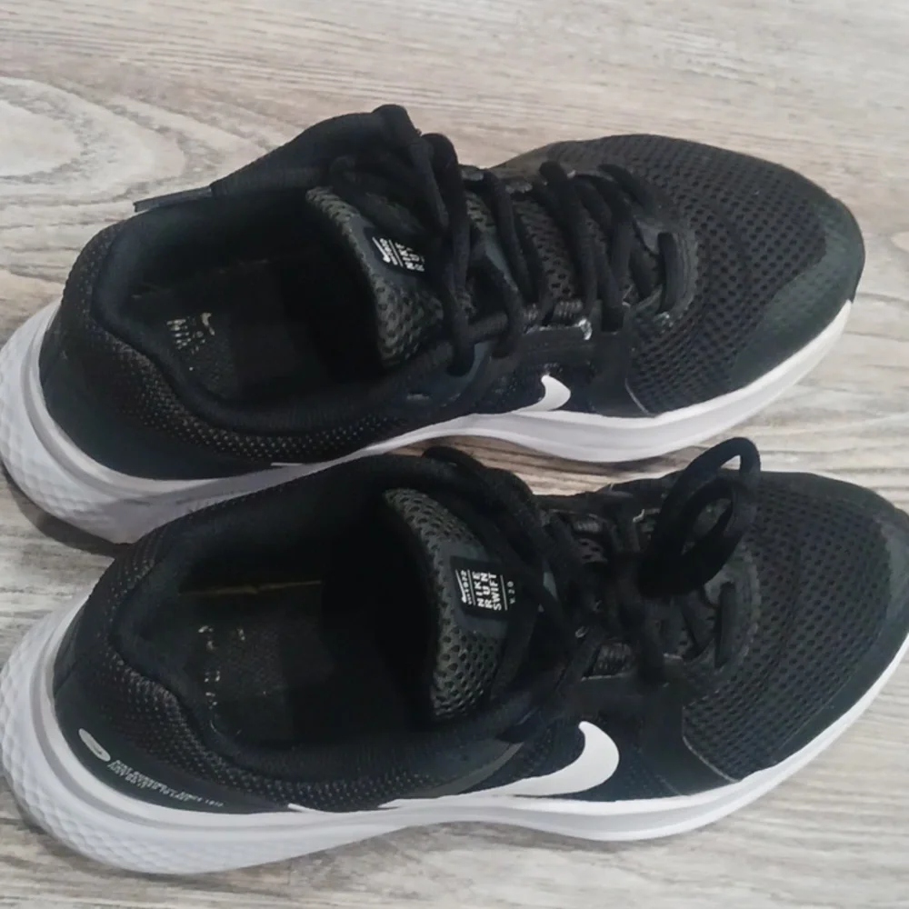 Nike Women's Run Swift 2 Black Running Shoes Sneakers Size 8
